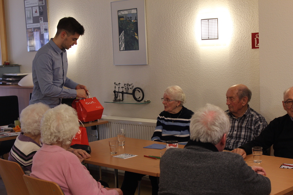 Sparkassen-Auszubildende engagieren sich im Duderstädter Lorenz-Werthmann-Haus der Caritas.