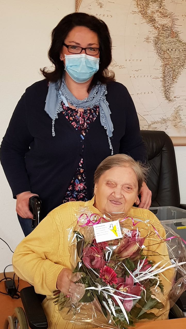 Manuela Kunze (Heimleitung) mit Maria Kellner aus Rhumspringe, die seit 10 Jahren zu den Gästen der Tagespflege gehört. | Foto: Caritas Südniedersachsen