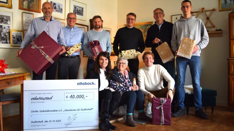 Engagieren sich gemeinsam für die Wunschzettelaktion (v.l.): Ottobock-Geschäftsführer Oliver Jakobi, Caritas-Vorstand Holger Gatzenmeyer, Apotheker Adrian Knoch, Isabel Lubojanski, Bärbel Schneegans, Propst Thomas Berkefeld, Konstantin Krolop, Caritas-Vorstandssprecher Ralf Regenhardt und Vitus Hose. | Foto: Johannes Broermann