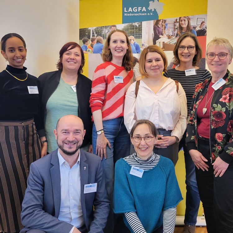 BONUS-Leiterin Maria Weiss (vorne rechts) mit Kolleg:innen aus Stadt und Landkreis Göttingen vom Migrationszentrum, von Bonveno, dem Weststadtzentrum, Give und der FWA Osterode bei der LAGFA-Tagung in Hannover.