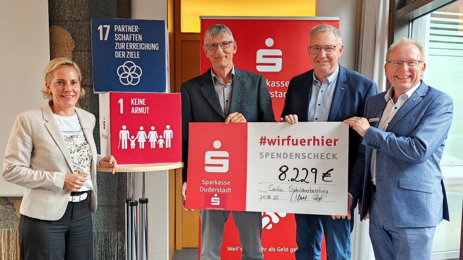 Das Foto zeigt von links: Marina Lühmann, Leiterin Vertriebsmanagement der Sparkasse Duderstadt, Schuldnerberater Thomas Pohl, Vorstandssprecher der Caritas Südniedersachsen Ralf Regenhardt und Vorstandsvorsitzender der Sparkasse Duderstadt  Markus Teichert 