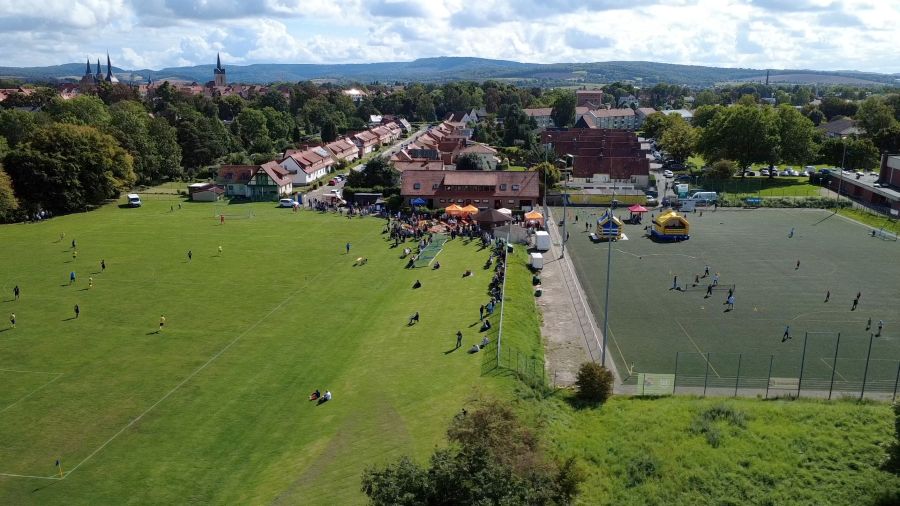 Das Foto zeigt das Vereinsgelände des VfL 08 Duderstadt aus einer erhöhten Ansicht, im Hintergrund sind die Kirchtürme der Duderstädter Innenstadt und die Hügel der Umgebung zu erkennen.