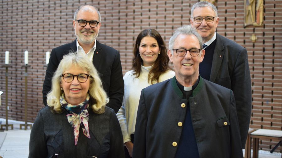 Auf Bild: fünf Personen stehen in zwei Reihen.