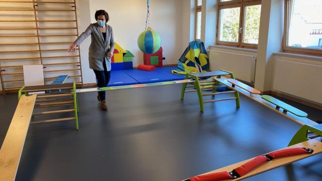 Heike Jagemann erklärt die neuen Elemente. | Foto: Caritas