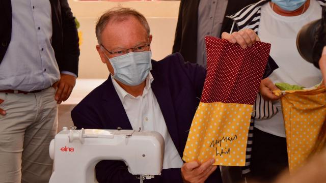 Das fertige Stück für die Patchworkdecke wurde vom Ministerpräsidenten signiert.