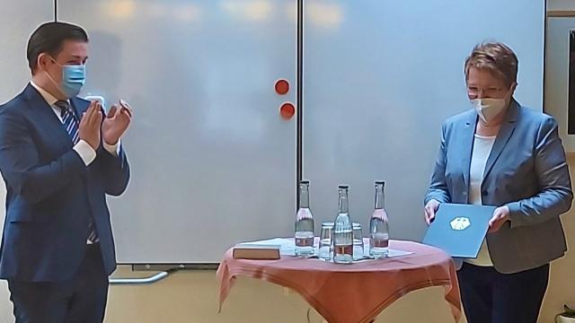 Kreisrat Marcel Riethig gratuliert Lydia Ballhausen | Foto: Riemekasten-Remy / Caritas