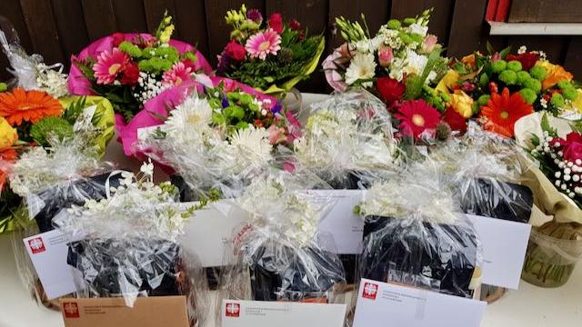 Kleine Geschenke und einen Blumenstrauß gab es für die fertig ausgebildeten und nun ehemaligen Azubis.