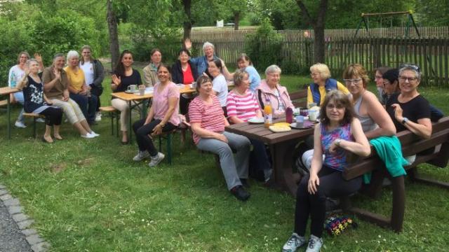 Zum Open-Air-Frühstück mit dem Café Grenzenlos kamen zahlreiche Frauen im LNS-Gelände zusammen. | Foto: Caritas