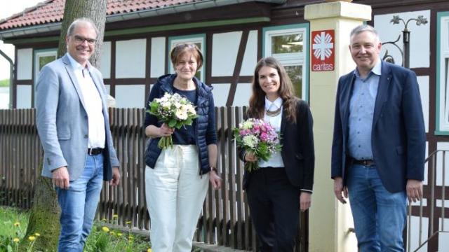 Die Caritas-Vorstände Holger Gatzenmeyer (l.) und Ralf Regenhardt (r.) gratulieren zum Start der neu strukturierten Geschäftsbereiche der Caritas Südniedersachsen den beiden Leiterinnen Heike Jagemann (Kindertagesstätten, 2.v.l.) und Isabel Lubojanski (Familienunterstützende Dienste, 2.v.r.) | Foto: Johannes Broermann / cps