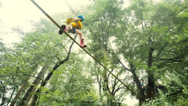 / Auf der Slackline waren die Kinder der Grundschule Mingerode herausgefordert, in etwa 3 Metern Höhe zu balancieren. | Foto: Michael Schiwon / Caritas
