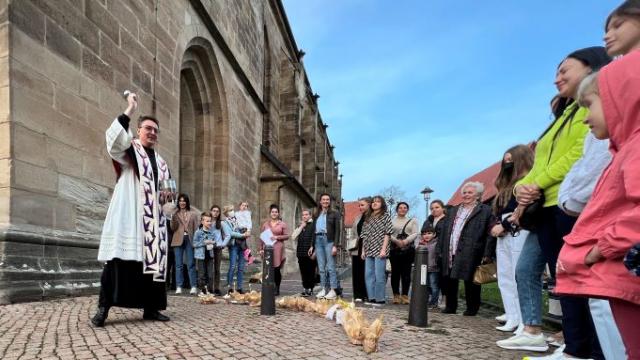 Vor der Basilika wurde selbstgebackenes Brot gesegnet. | Foto: Stefan Burchard