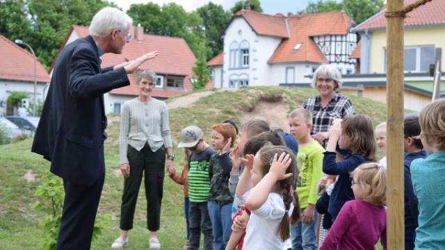 Weihbischof Dr. Nikolaus Schwerdtfeger kommt mit den Kindern aus dem Inklusiven Campus Duderstadt schnell ins Gespräch. | Foto: Johannes Broermann / cps