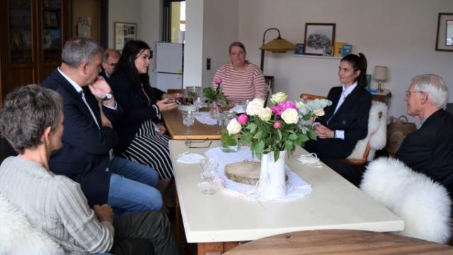 Weihbischof Dr. Nikolaus Schwerdtfeger (r.) informiert sich im Familienzentrum Duderstadt über die Arbeit der Caritas im Inklusiven Campus. | Foto: Johannes Broermann / cps