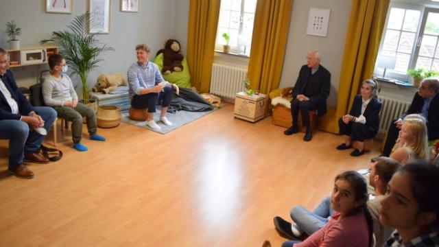 Den Kindern im FamilySchooling im Haus St. Georg beantwortete Weihbischof Dr. Nikolaus Schwerdtfeger (m.) zahlreiche Fragen rund um die Arbeit und Lebensweise eines Bischofs sowie zum Glauben an Gott und das Leben nach dem Tod. | Foto: Johannes Broermann / cps