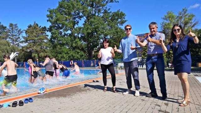 Foto: am Beckenrand im Freibad Duderstadt stehen von rechts nach links: Isabel Lubojanski, Prof. Bernd Schwien, Konstantin Krolop, Kathleen Wortmann