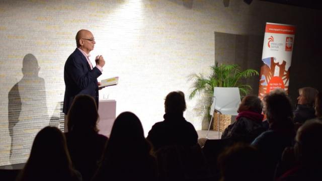 Dieter Bednarz liest aus seinem Buch „Zu jung für alt“. | Foto: Johannes Broermann / cps