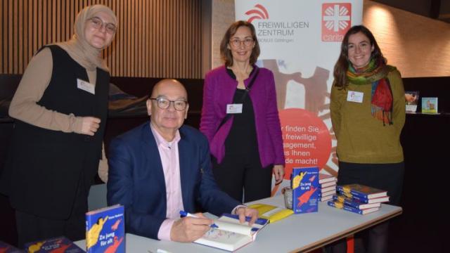 Das BONUS-Team (v.l.) mit Melda Akbas, Maria Weiss und Anja Püschel dankt Dieter Bednarz am Signiertisch für die Lesung. | Foto: Johannes Broermann / cps