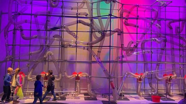 Mit Luftzug ließen sich Tücher durch Rohre verschicken.