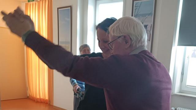 Bewegung tut gut: Tanzvergnügen mit und ohne Rollartor in der Tagespflege Duderstadt. | Foto: Caritas