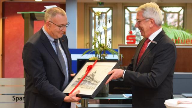 ... und übergab als Willkommensgeschenk einen Stich des Hauses.