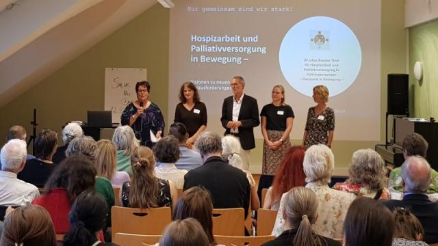 Das Organisationsteam begrüßt die Gäste (v.l.): Christiane Koch, Kathrin Heiß, Thorsten Bothe, Susanne Krell-Hassink, Johanna Meyer. | Foto: Torben Gebert