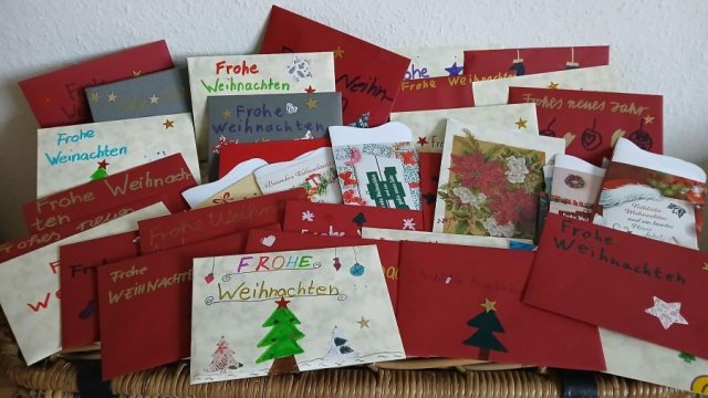 Das Foto zeigt Briefumschläge mit den Weihnachtsgrüßen