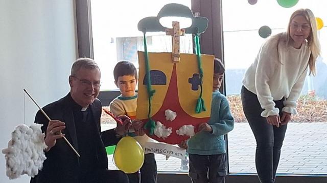 Die Vorschulkinder aus dem Sprachheilkindergarten St. Hildegard hatten das Wappen des Bischofs gebastelt und überreichten es ihm als Geschenk. | Foto: Vera Wölk