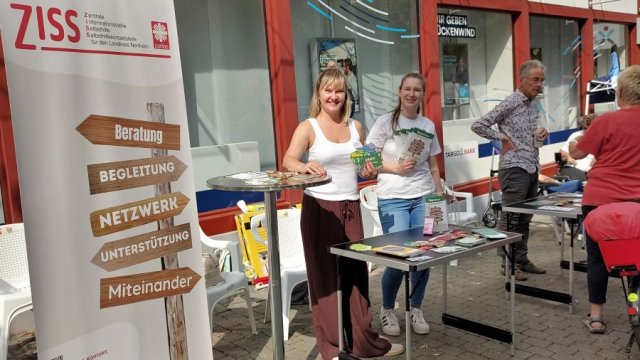 Anna Holland (links) und Lisa Severitt am ZISS-Infostand in Northeim. | Foto: Caritas