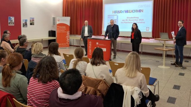 Das Foto zeigt den Vorstand bei der Begrüßung.