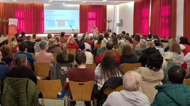 Das Foto zeigt den Pfarrsaal während des Vortrags.