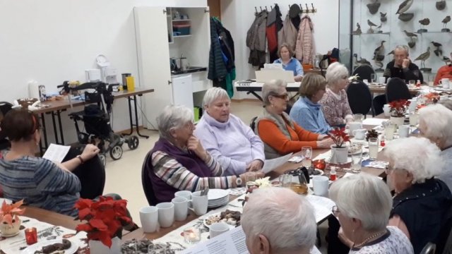 Das Foto zeigt die Weihnachtsfeier in Seeburg mit Stefanie Walter an einem E-Piano.