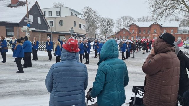 Das Foto zeigt Zuschauende von hinten beim Karnevalsumzug in Duderstadt.