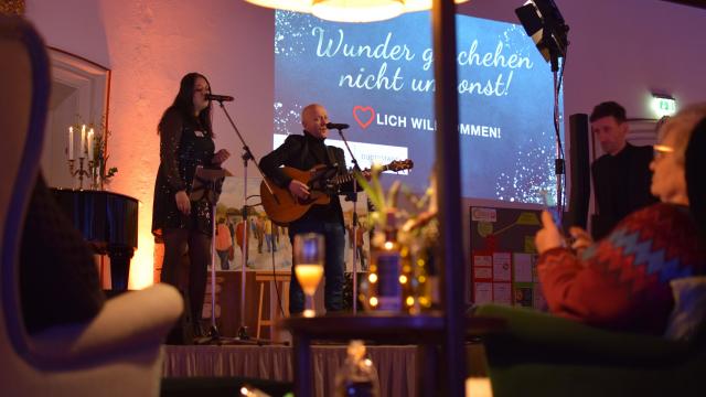 Rund um die Bühne verbreitet sich „gemütliche Wohnzimmeratmosphäre“.