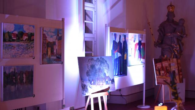 Zahlreiche Kunstwerke des Künstlers Ulrich Hollmann schmücken den Saal.